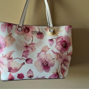 Floral Guess purse. Great condition.